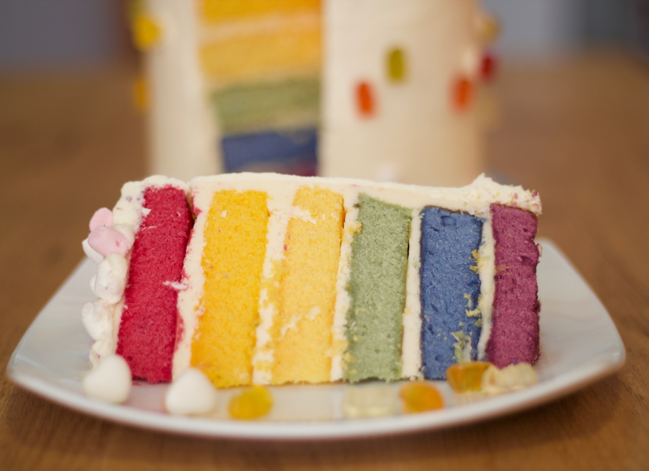 porción de tarta arco iris con toppings de haribo